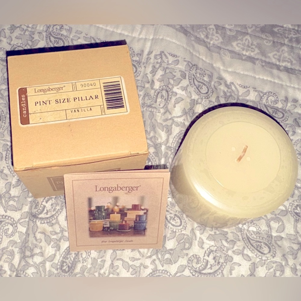 NIB Longaberger Pint Size Pillar Candle VANILLA 
#90040 NEW IN BOX
